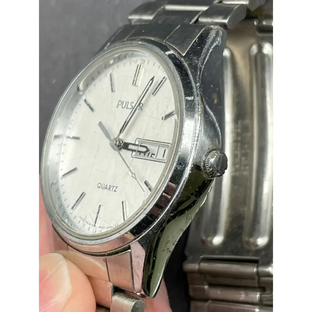 Vtg Pulsar Watch Men 34mm Silver Tone White Dial DayDate Round V533-7A30 33.4MM
